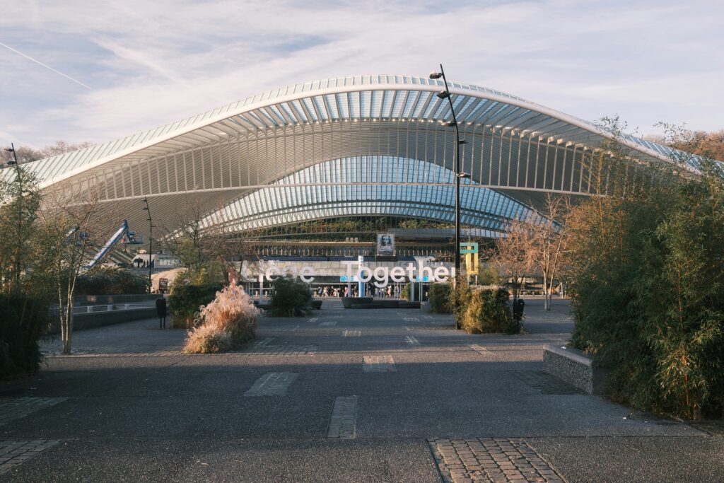 La gare de Liège-Guillemins, conçue par Santiago Calatrava. Grâce à des outils d'intégration de données, les investisseurs et les professionnels peuvent obtenir des informations sur la localisation d'une zone, y compris les possibilités de transport.