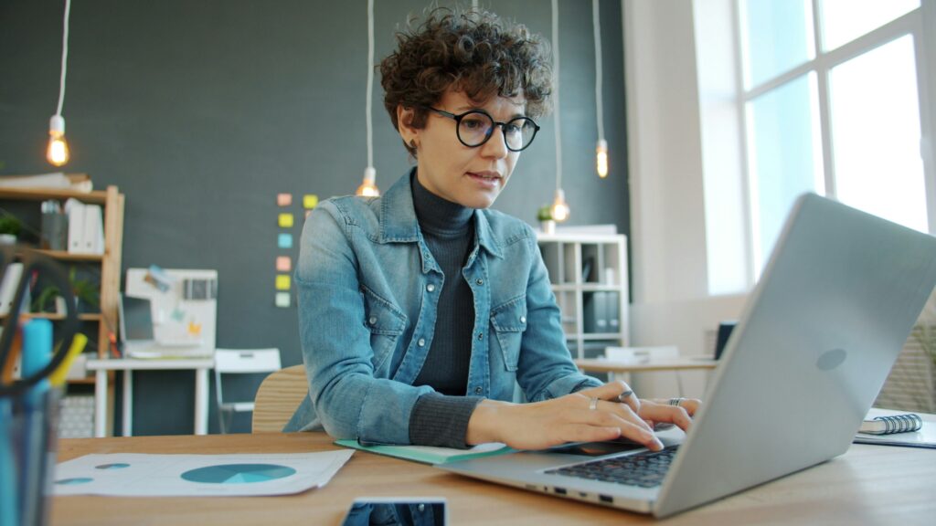 professionnel de l'immobilier qui analyse l'évolution des prix de l'immobilier